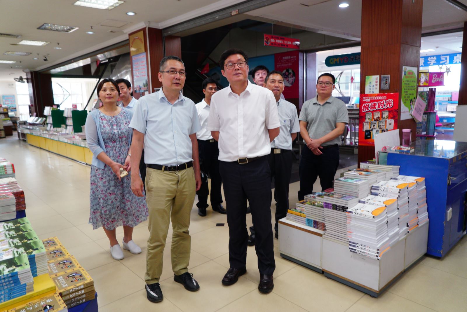 广西出版传媒集团董事长覃超深入桂林市新华书店调研