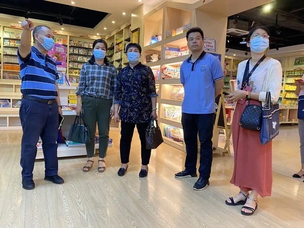 钦州市委宣传部、灵山县委宣传部领导到灵山县新华书店有限公司调研