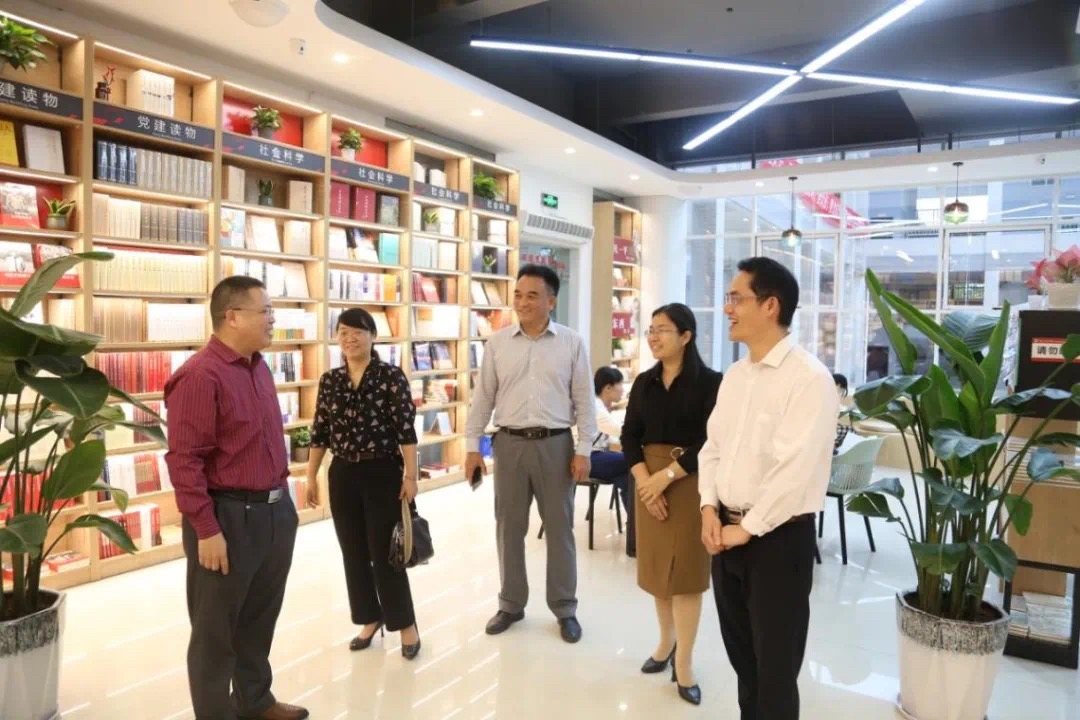 中共河池市委宣传部副部长唐毓莹一行到河池学院阅读体验中心进行调研