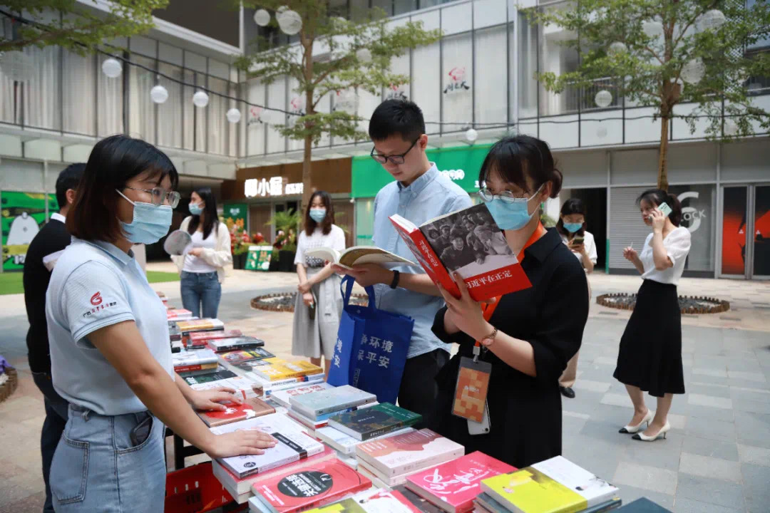 广西邕华图书有限公司开展流动售书进社区活动