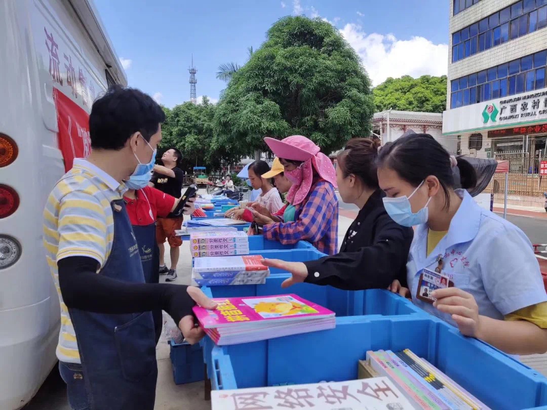 邕华公司开展流动售书惠民活动，让书香浸润到乡村大地