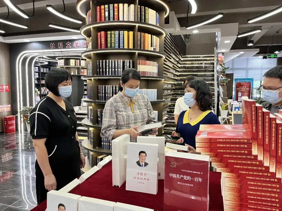 上思县委常委、宣传部部长罗敏一行到防城港市新华书店有限公司上思分公司调研