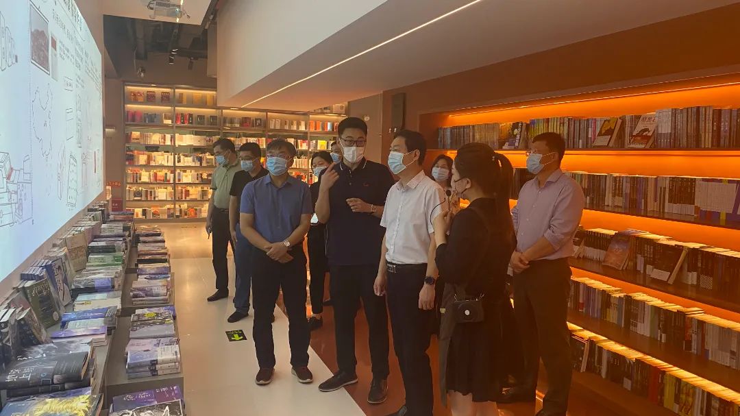 自治区人大教科文卫委一行莅临新华书店23号店参观调研 