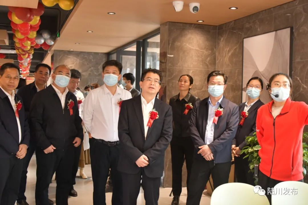 新华书店陆川中学阅读体验中心正式揭牌