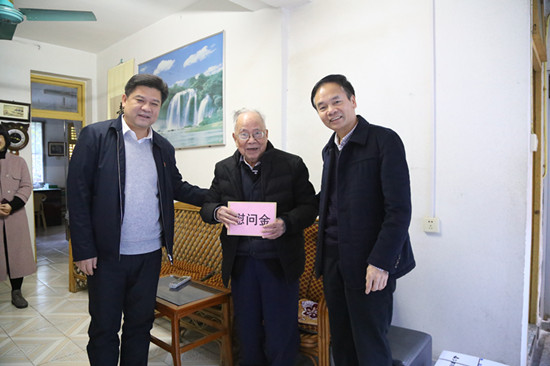 广西出版传媒集团与广西新华书店集团领导走访慰问离退休干部职工