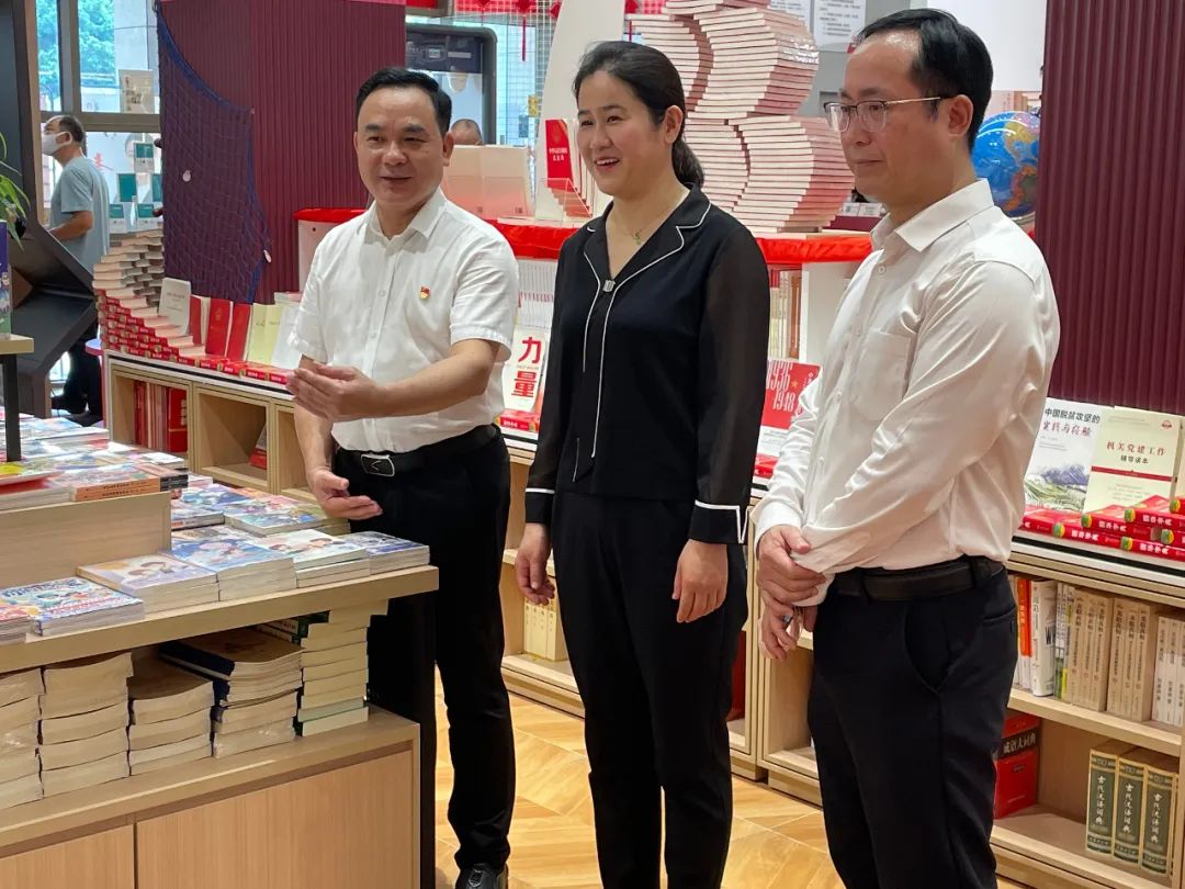 北海市副市长李建华一行到北海市新华书店有限公司文化宫门店调研