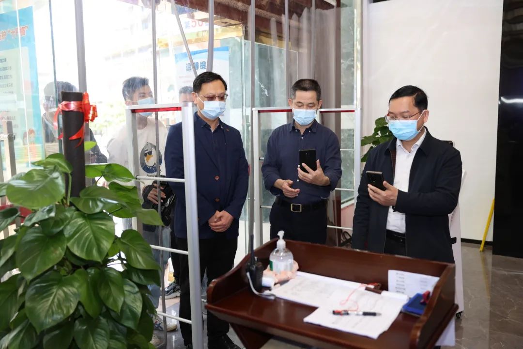 柳州市委常委、宣传部部长甘毅一行到柳州市新华书店有限公司调研