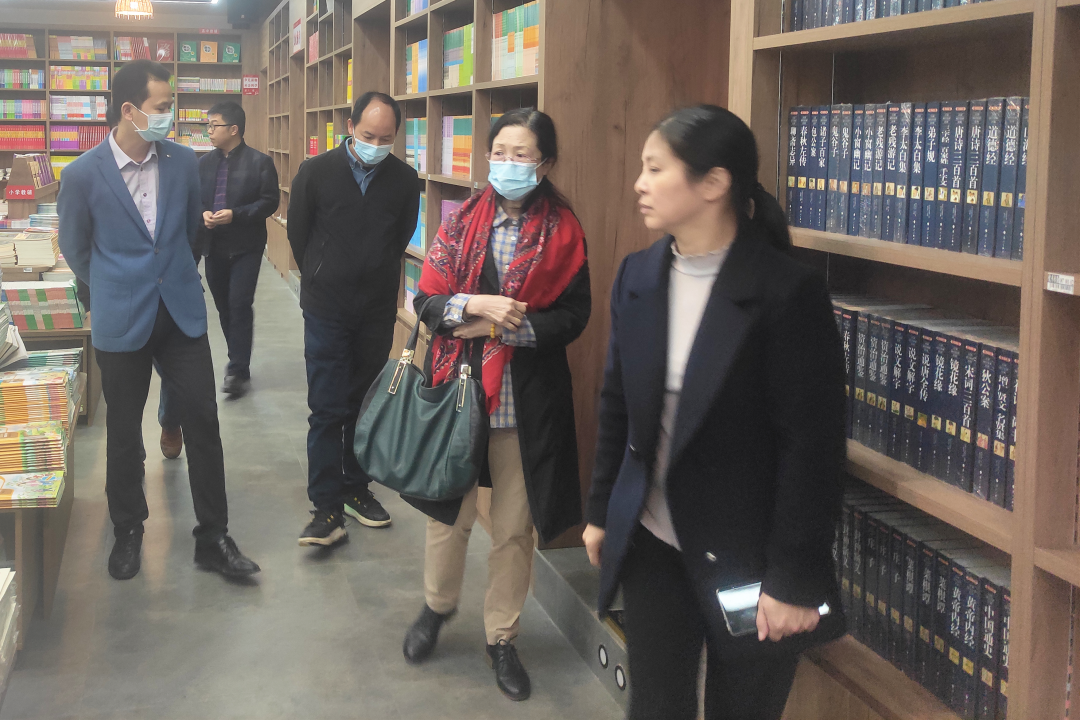 广西出版传媒集团有限公司总会计师赵惠娟一行到贵港市新华书店有限公司桂平分公司调研