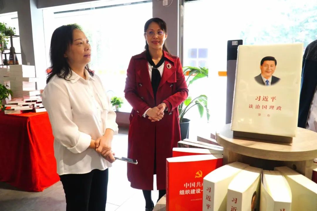 来宾市委组织部副部长熊爱武到来宾市新华书店有限公司武宣分公司调研指导