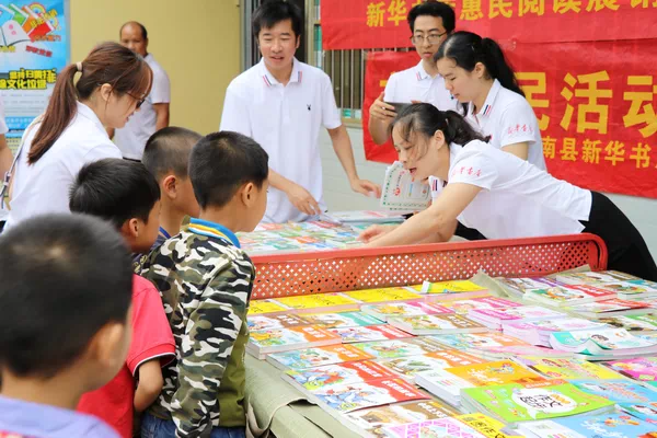 平南县新华书店有限公司积极开展图书流动供应下乡服务惠民活动