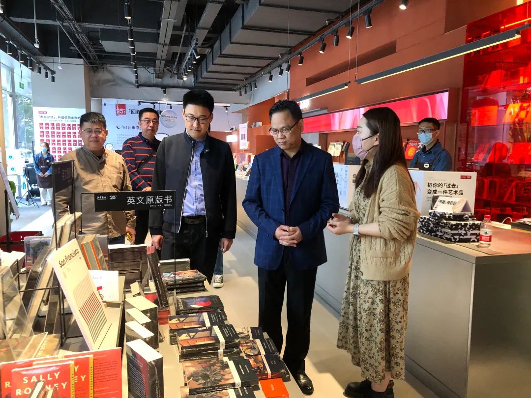 南宁市委宣传部领导到广西邕华图书有限公司新华书店23°门店参观指导