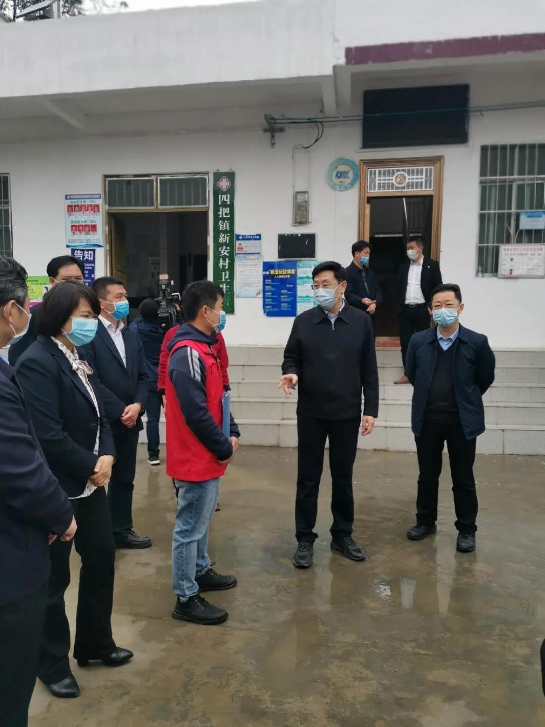 河池市委书记何辛幸到集团股份公司定点帮扶贫困村新安村调研指导脱贫攻坚工作