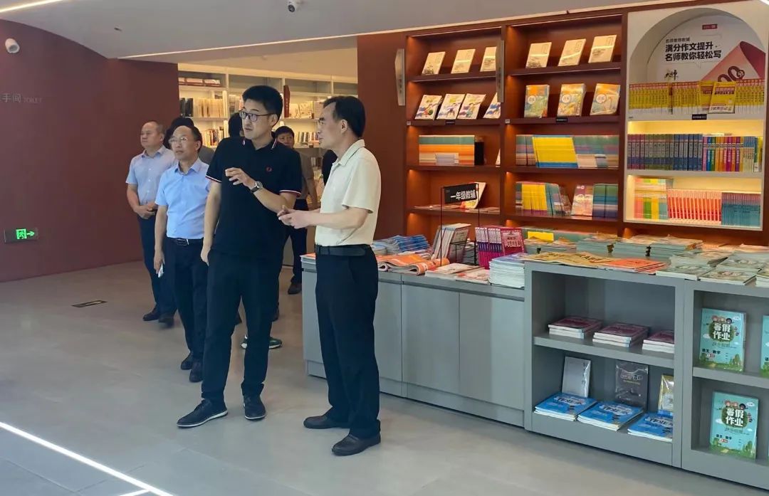 中国外文出版发行事业局莅临广西邕华图书有限公司新华书店23号店参观交流