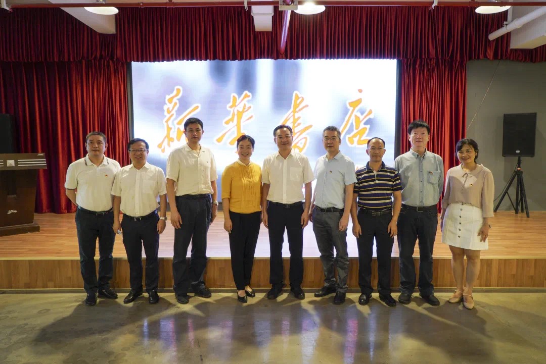自治区党委宣传部副部长王晓华一行到桂林市新华书店有限公司调研