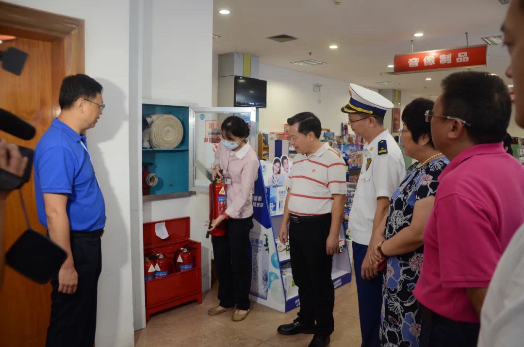 柳州市委常委、宣传部部长庞卡到柳州市新华书店有限公司检查节前安全生产工作