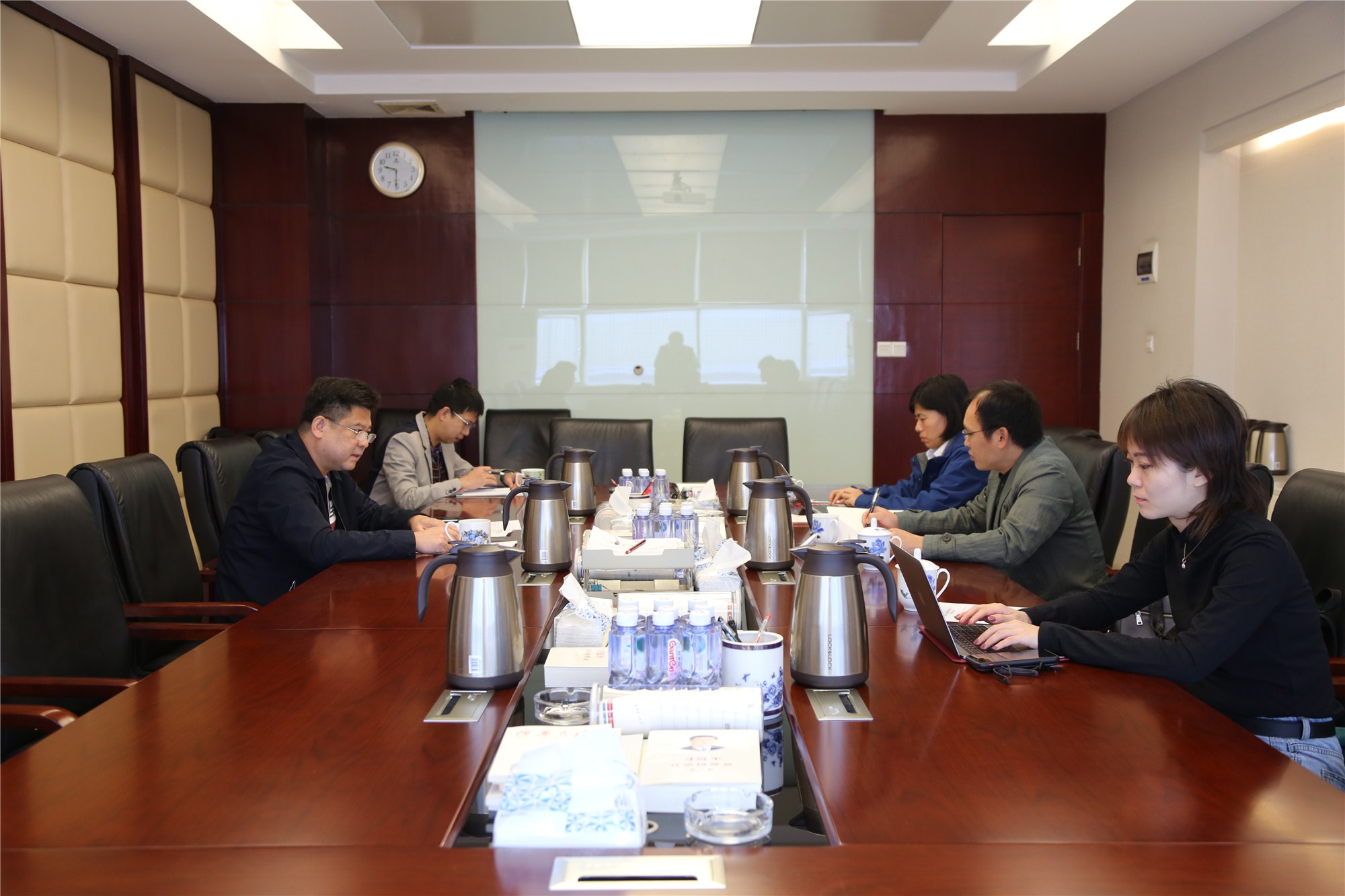 中国新闻出版研究院传媒研究所执行所长、研究员刘建华一行到广西新华书店集团调研