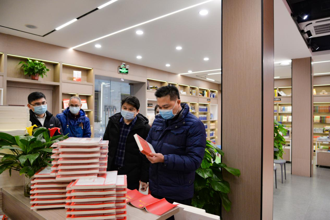 浦北县委常委、组织部部长方国贺到钦州市新华书店有限公司浦北分公司调研指导