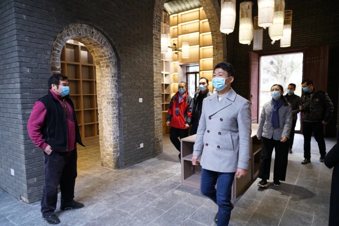 南宁市委教育工委书记、市教育局党组书记、局长汪述斌一行到宾阳县新华书店有限公司校园书店调研