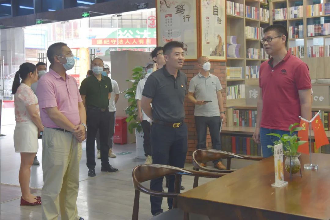广西来宾金融投资集团有限公司到来宾市新华书店有限公司参观“红湾”主题阅读体验区