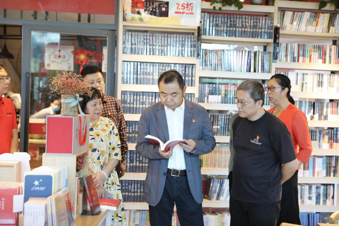 自治区党员教育中心（远程办）“红湾”指导组到防城港市新华书店调研指导