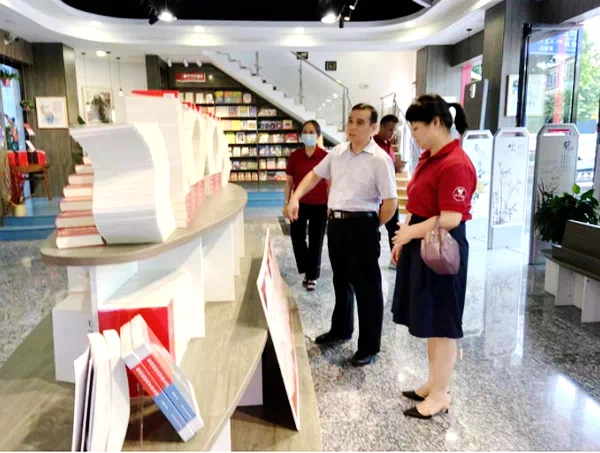 平乐县委常委、常务副县长王永树到平乐县新华书店有限公司调研指导工作