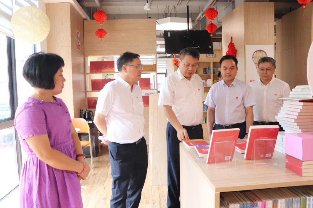 张艺兵一行到东兴市国门书店调研