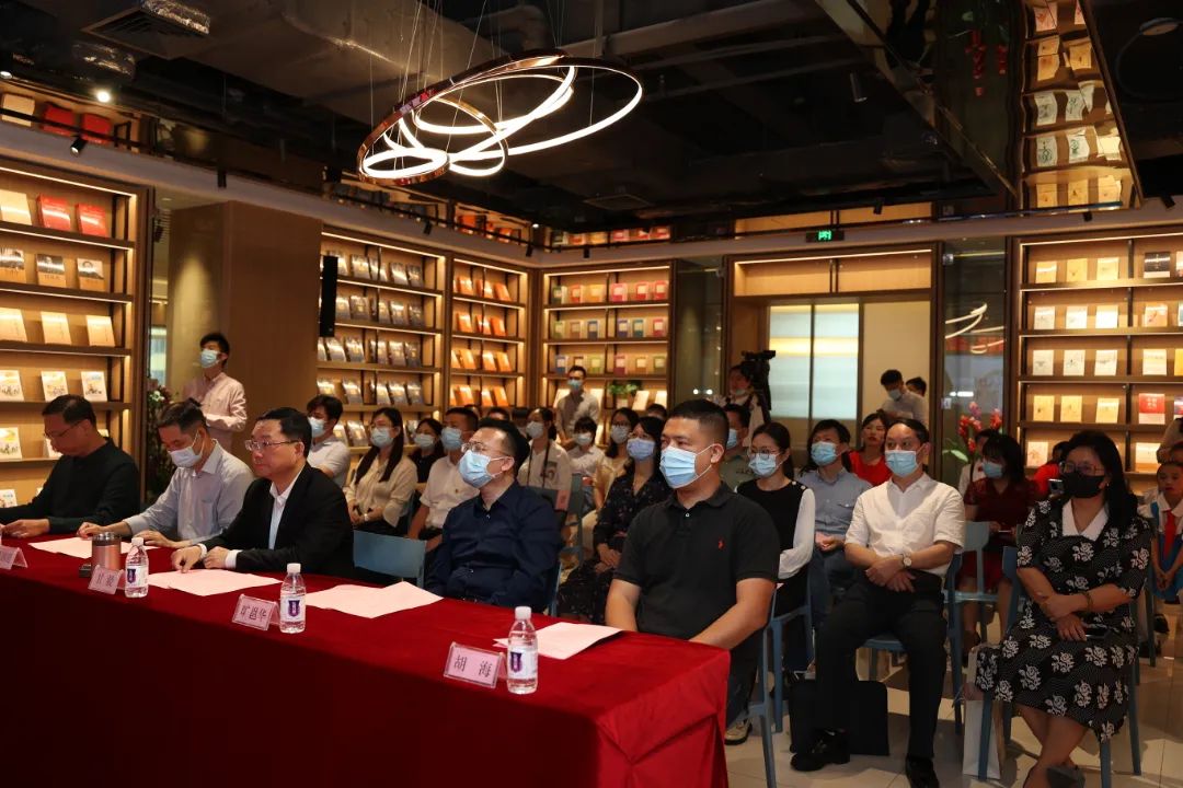2022年柳州市全民阅读活动、“绿书签行动”启动仪式暨首届全民阅读大会年度最美书店挂牌仪式在柳州市新华书店有限公司购书中心举行