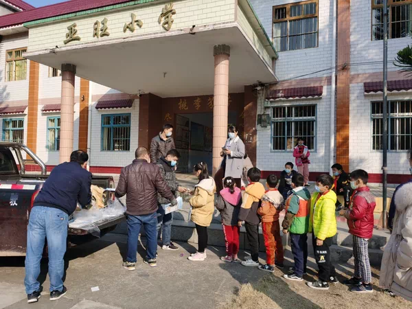 浦北县新华书店有限公司全力以赴下乡销售寒假作业