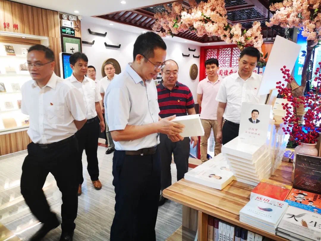自治区党员教育中心（远程办）领导到田阳区新华书店调研