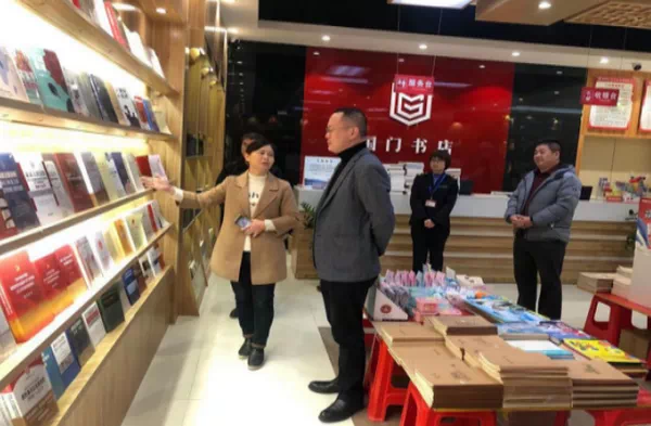 那坡县委常委、县人民政府常务副县长王子源到那坡县新华书店有限公司调研