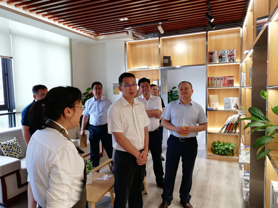 宋震寰在考察“约”阅读中心时提出让更多校园书店落户高校