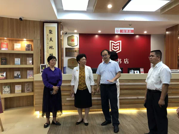 百色市人大常委会副主任、党组副书记黄运志率调研组一行到靖西市新华书店有限公司调研