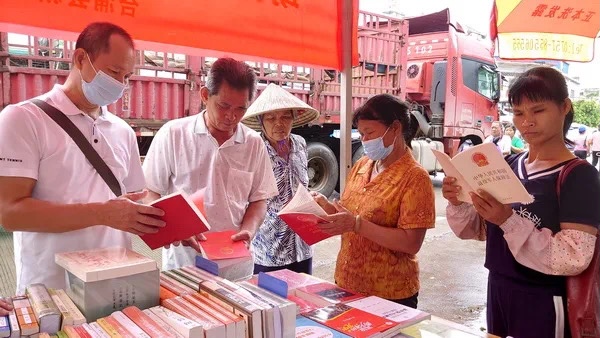 合浦县新华书店有限公司开展“阅读百年史 奋进新征程” 图书下乡惠民服务活动