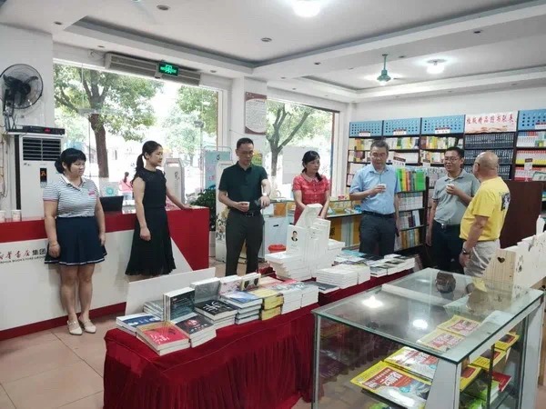 广西新华书店集团领导一行到临桂区新华书店调研